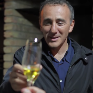 Elie Semoun déguste du vin de glace dans le vignoble de l'Inniskillin dans l'épisode 2 de sa découverte de l'Ontario avec Canada Diem.