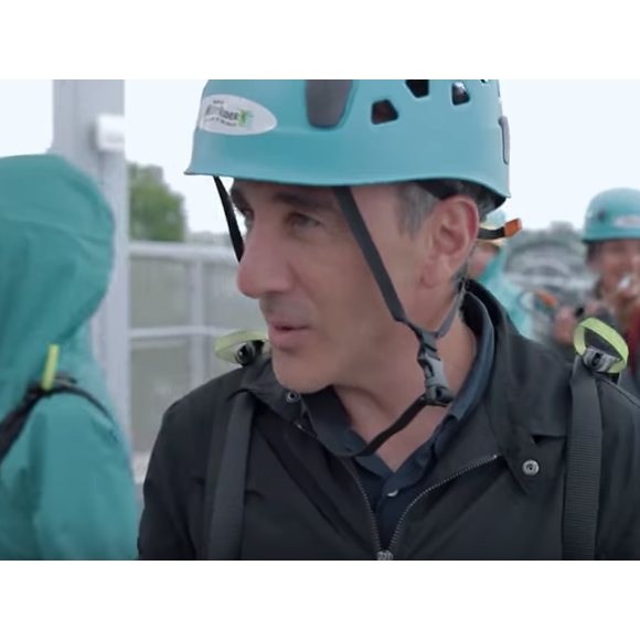 Elie Semoun fait de la tyrolienne dans les chutes du Niagara dans l'épisode 2 de sa découverte de l'Ontario avec Canada Diem.