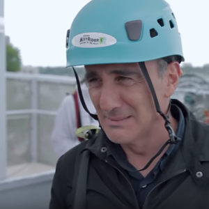 Elie Semoun fait de la tyrolienne dans les chutes du Niagara dans l'épisode 2 de sa découverte de l'Ontario avec Canada Diem.