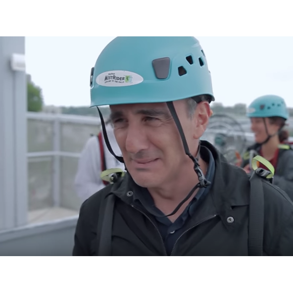 Elie Semoun fait de la tyrolienne dans les chutes du Niagara dans l'épisode 2 de sa découverte de l'Ontario avec Canada Diem.