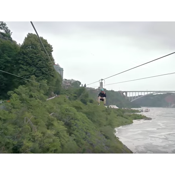 Elie Semoun fait de la tyrolienne dans les chutes du Niagara dans l'épisode 2 de sa découverte de l'Ontario avec Canada Diem.