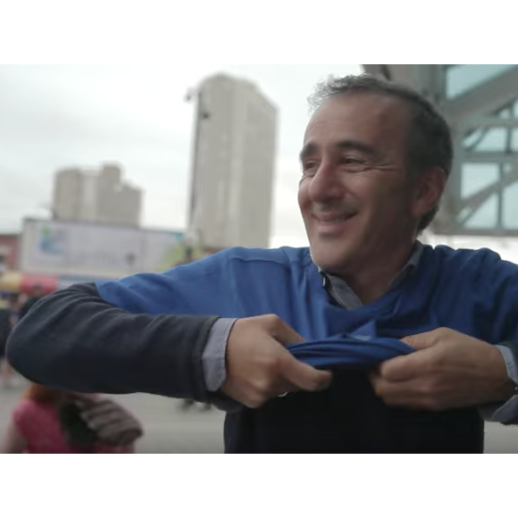 Elie Semoun au Rogers Centre pour un match des Blue Jays dans l'épisode 2 de sa découverte de l'Ontario avec Canada Diem.