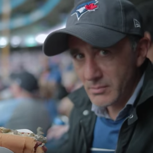 Elie Semoun au Rogers Centre pour un match des Blue Jays dans l'épisode 2 de sa découverte de l'Ontario avec Canada Diem.
