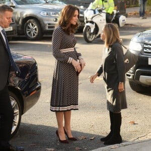 La duchesse Catherine de Cambridge, enceinte de 4 mois et vêtue d'une robe Kate Spade, en visite au Foundling Museum à Londres le 28 novembre 2017, au lendemain de l'annonce des fiançailles du prince Harry et de Meghan Markle.