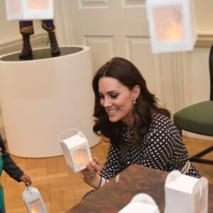 La duchesse Catherine de Cambridge, enceinte de 4 mois et vêtue d'une robe Kate Spade, en visite au Foundling Museum à Londres le 28 novembre 2017, au lendemain de l'annonce des fiançailles du prince Harry et de Meghan Markle.