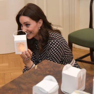 La duchesse Catherine de Cambridge, enceinte de 4 mois et vêtue d'une robe Kate Spade, en visite au Foundling Museum à Londres le 28 novembre 2017, au lendemain de l'annonce des fiançailles du prince Harry et de Meghan Markle.