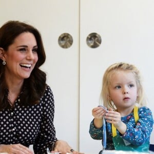 La duchesse Catherine de Cambridge, enceinte de 4 mois et vêtue d'une robe Kate Spade, en visite au Foundling Museum à Londres le 28 novembre 2017, au lendemain de l'annonce des fiançailles du prince Harry et de Meghan Markle.