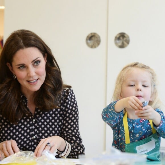 La duchesse Catherine de Cambridge, enceinte de 4 mois et vêtue d'une robe Kate Spade, en visite au Foundling Museum à Londres le 28 novembre 2017, au lendemain de l'annonce des fiançailles du prince Harry et de Meghan Markle.