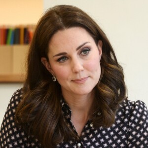 La duchesse Catherine de Cambridge, enceinte de 4 mois et vêtue d'une robe Kate Spade, en visite au Foundling Museum à Londres le 28 novembre 2017, au lendemain de l'annonce des fiançailles du prince Harry et de Meghan Markle.