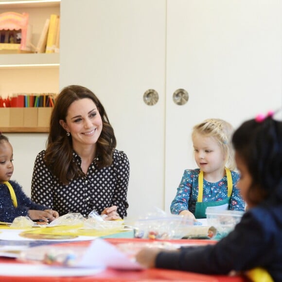 La duchesse Catherine de Cambridge, enceinte de 4 mois et vêtue d'une robe Kate Spade, en visite au Foundling Museum à Londres le 28 novembre 2017, au lendemain de l'annonce des fiançailles du prince Harry et de Meghan Markle.