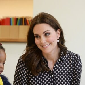 La duchesse Catherine de Cambridge, enceinte de 4 mois et vêtue d'une robe Kate Spade, en visite au Foundling Museum à Londres le 28 novembre 2017, au lendemain de l'annonce des fiançailles du prince Harry et de Meghan Markle.