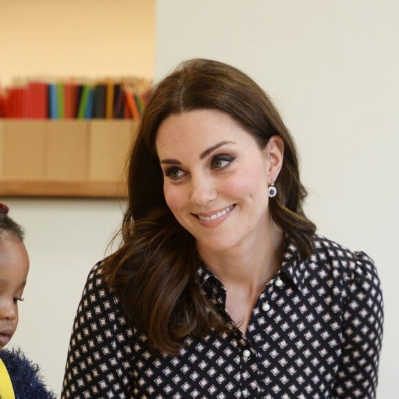 La duchesse Catherine de Cambridge, enceinte de 4 mois et vêtue d'une robe Kate Spade, en visite au Foundling Museum à Londres le 28 novembre 2017, au lendemain de l'annonce des fiançailles du prince Harry et de Meghan Markle.