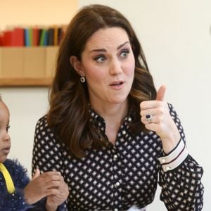 La duchesse Catherine de Cambridge, enceinte de 4 mois et vêtue d'une robe Kate Spade, en visite au Foundling Museum à Londres le 28 novembre 2017, au lendemain de l'annonce des fiançailles du prince Harry et de Meghan Markle.