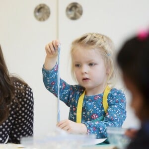 La duchesse Catherine de Cambridge, enceinte de 4 mois et vêtue d'une robe Kate Spade, en visite au Foundling Museum à Londres le 28 novembre 2017, au lendemain de l'annonce des fiançailles du prince Harry et de Meghan Markle.