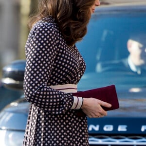 La duchesse Catherine de Cambridge, enceinte de 4 mois et vêtue d'une robe Kate Spade, en visite au Foundling Museum à Londres le 28 novembre 2017, au lendemain de l'annonce des fiançailles du prince Harry et de Meghan Markle.