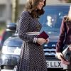 La duchesse Catherine de Cambridge, enceinte de 4 mois et vêtue d'une robe Kate Spade, en visite au Foundling Museum à Londres le 28 novembre 2017, au lendemain de l'annonce des fiançailles du prince Harry et de Meghan Markle.