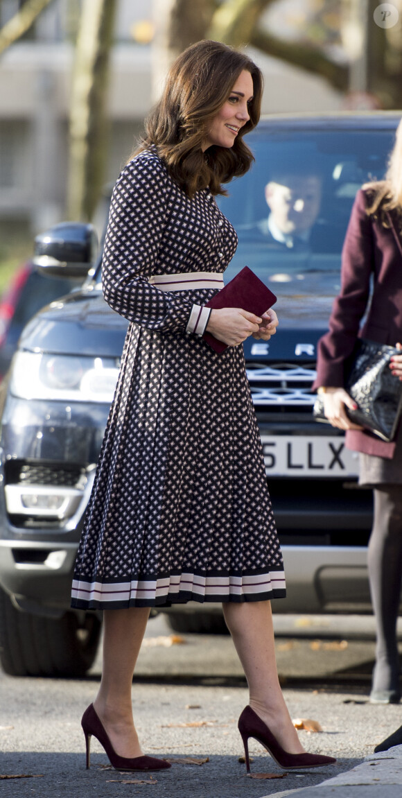 La duchesse Catherine de Cambridge, enceinte de 4 mois et vêtue d'une robe Kate Spade, en visite au Foundling Museum à Londres le 28 novembre 2017, au lendemain de l'annonce des fiançailles du prince Harry et de Meghan Markle.