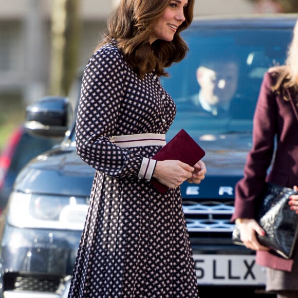 La duchesse Catherine de Cambridge, enceinte de 4 mois et vêtue d'une robe Kate Spade, en visite au Foundling Museum à Londres le 28 novembre 2017, au lendemain de l'annonce des fiançailles du prince Harry et de Meghan Markle.