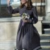 La duchesse Catherine de Cambridge, enceinte de 4 mois et vêtue d'une robe Kate Spade, en visite au Foundling Museum à Londres le 28 novembre 2017, au lendemain de l'annonce des fiançailles du prince Harry et de Meghan Markle.