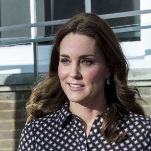 La duchesse Catherine de Cambridge, enceinte de 4 mois et vêtue d'une robe Kate Spade, en visite au Foundling Museum à Londres le 28 novembre 2017, au lendemain de l'annonce des fiançailles du prince Harry et de Meghan Markle.