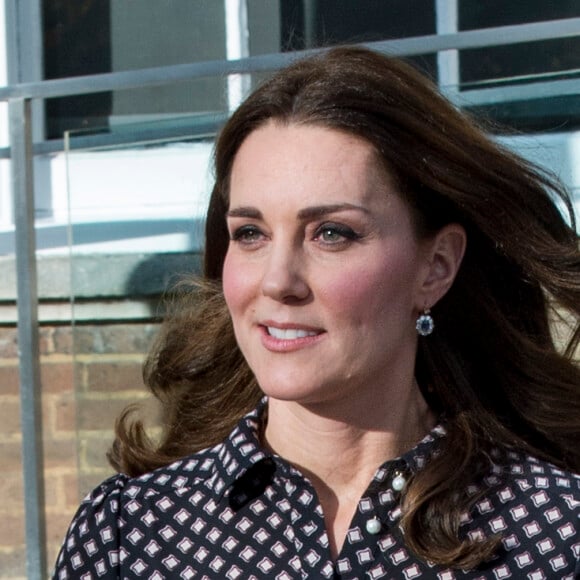 La duchesse Catherine de Cambridge, enceinte de 4 mois et vêtue d'une robe Kate Spade, en visite au Foundling Museum à Londres le 28 novembre 2017, au lendemain de l'annonce des fiançailles du prince Harry et de Meghan Markle.