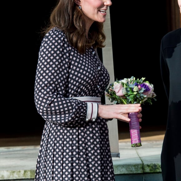 La duchesse Catherine de Cambridge, enceinte de 4 mois et vêtue d'une robe Kate Spade, en visite au Foundling Museum à Londres le 28 novembre 2017, au lendemain de l'annonce des fiançailles du prince Harry et de Meghan Markle.