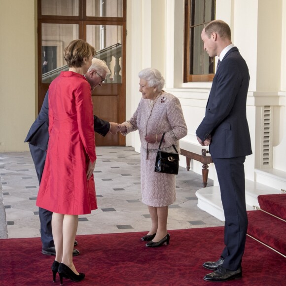 Le prince William avec la reine Elizabeth II pour accueillir le président Allemand Frank-Walter Steinmeier et sa femme Elke Budenbender pour un dîner à Buckingham à Londres le 28 novembre 2017.