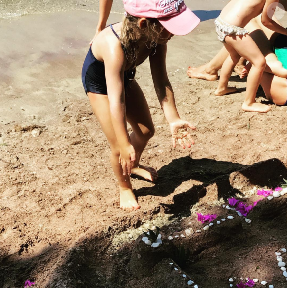 La petite Giulia Sarkozy sur une plage du Cap Nègre, août 2017.