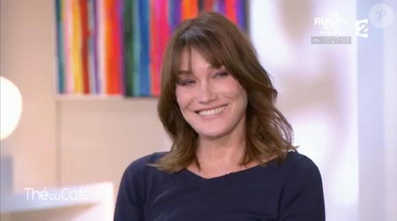 Carla Bruni redécouvre son passage dans "Frou-frou" en 1994 alors qu'elle est invitée par Catherine Ceylac dans son émission "Thé ou café" sur France 2, le 25 novembre 2017.
