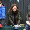 La duchesse Catherine de Cambridge, enceinte, à l'école primaire Robin Hood à Londres le 29 novembre 2017 pour célébrer les dix ans de la campagne en faveur du jardinage de la "Royal Horticultural Society".