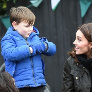 La duchesse Catherine de Cambridge, enceinte, à l'école primaire Robin Hood à Londres le 29 novembre 2017 pour célébrer les dix ans de la campagne en faveur du jardinage de la "Royal Horticultural Society".