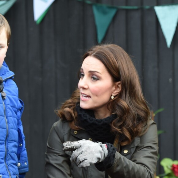 La duchesse Catherine de Cambridge, enceinte, à l'école primaire Robin Hood à Londres le 29 novembre 2017 pour célébrer les dix ans de la campagne en faveur du jardinage de la "Royal Horticultural Society".
