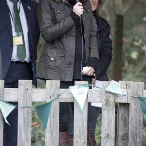 La duchesse Catherine de Cambridge, enceinte, à l'école primaire Robin Hood à Londres le 29 novembre 2017 pour célébrer les dix ans de la campagne en faveur du jardinage de la "Royal Horticultural Society".