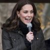 La duchesse Catherine de Cambridge, enceinte, à l'école primaire Robin Hood à Londres le 29 novembre 2017 pour célébrer les dix ans de la campagne en faveur du jardinage de la "Royal Horticultural Society".