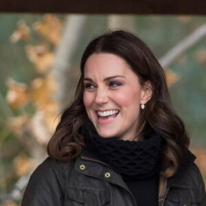 La duchesse Catherine de Cambridge, enceinte, à l'école primaire Robin Hood à Londres le 29 novembre 2017 pour célébrer les dix ans de la campagne en faveur du jardinage de la "Royal Horticultural Society".