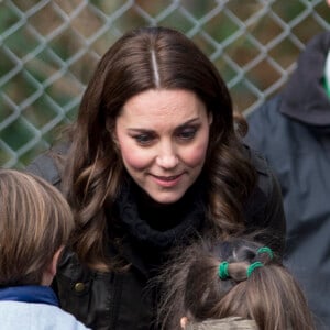 La duchesse Catherine de Cambridge, enceinte, à l'école primaire Robin Hood à Londres le 29 novembre 2017 pour célébrer les dix ans de la campagne en faveur du jardinage de la "Royal Horticultural Society".