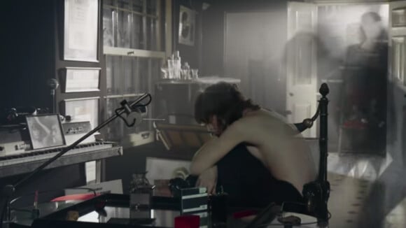Charlotte Gainsbourg filme la maison de Serge pour son clip "Lying With You"