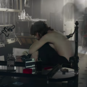 Images du clip de Charlotte Gainsbourg - Lying with You - décembre 2017