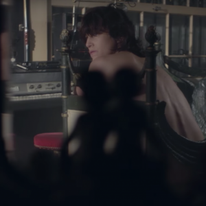 Images du clip de Charlotte Gainsbourg - Lying with You - décembre 2017