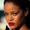 Rihanna, maquillée du rouge à lèvres "Stunna" de Fenty Beauty. Novembre 2017.