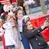 Salma Hayek avec sa fille Valentina (10 ans) et l'amie de cette dernière au parc Disneyland Paris pour la saison de Noël 2017.