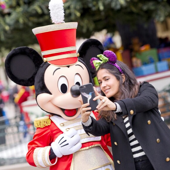 Salma Hayek avec sa fille Valentina (10 ans) et l'amie de cette dernière au parc Disneyland Paris pour la saison de Noël 2017.