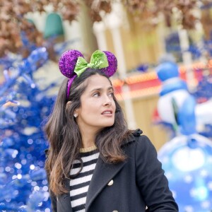 Salma Hayek avec sa fille Valentina (10 ans) et l'amie de cette dernière au parc Disneyland Paris pour la saison de Noël 2017.