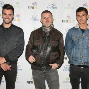 Eric Naulleau et ses fils - Soirée de lancement du jeu vidéo "FIFA 2016" au Faust à Paris, le 21 septembre 2015.