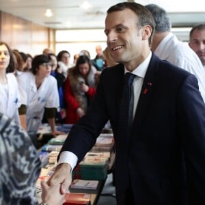 Le président Emmanuel Macron et son épouse Brigitte Macron visitent le centre hospitalier Delafontaine à Saint-Denis. Le 1er décembre 2017. © Stéphane Lemouton / Bestimage