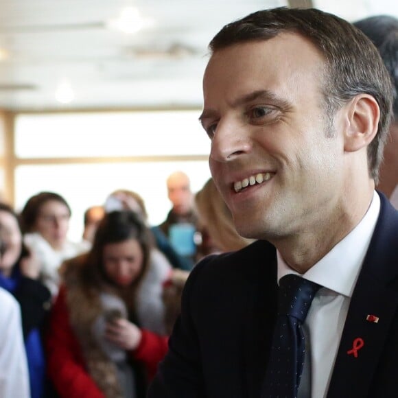 Le président Emmanuel Macron et son épouse Brigitte Macron visitent le centre hospitalier Delafontaine à Saint-Denis. Le 1er décembre 2017. © Stéphane Lemouton / Bestimage