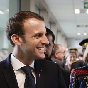 Le président Emmanuel Macron et son épouse Brigitte Macron visitent le centre hospitalier Delafontaine à Saint-Denis. Le 1er décembre 2017. © Stéphane Lemouton / Bestimage