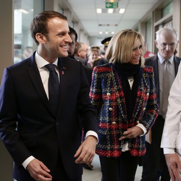Le président Emmanuel Macron et son épouse Brigitte Macron visitent le centre hospitalier Delafontaine à Saint-Denis. Le 1er décembre 2017. © Stéphane Lemouton / Bestimage