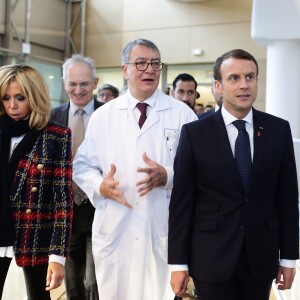 Le président Emmanuel Macron et son épouse Brigitte Macron visitent le centre hospitalier Delafontaine à Saint-Denis. Le 1er décembre 2017. © Stéphane Lemouton / Bestimage