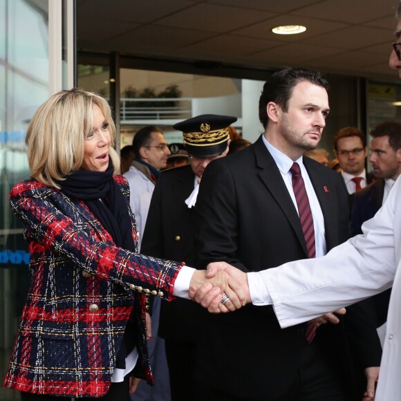 Le président Emmanuel Macron et son épouse Brigitte Macron visitent le centre hospitalier Delafontaine à Saint-Denis. Le 1er décembre 2017. © Stéphane Lemouton / Bestimage